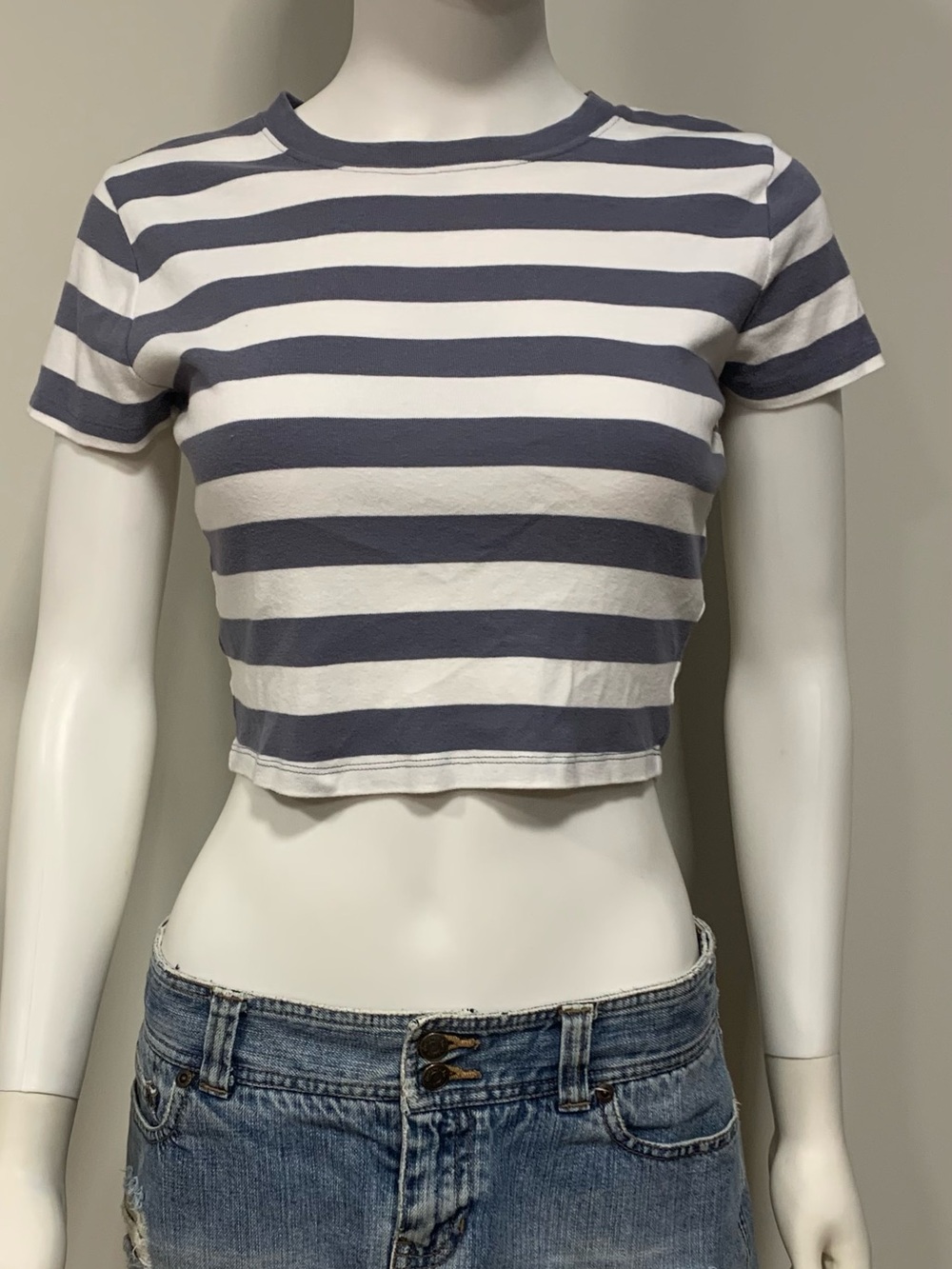 Hollister Striped Tee Gray White Stripe Cropped Baby Tee Womens M Crew Neckline
